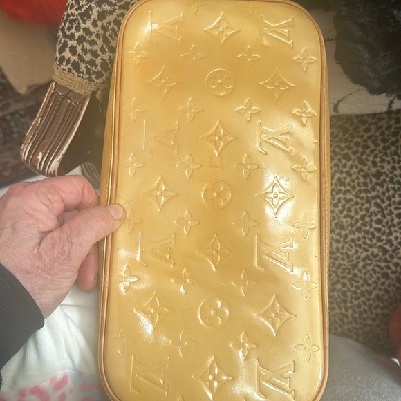 LV vernie shoulder bag very clean, beautiful bag no color transfer - Picture 4 of 5